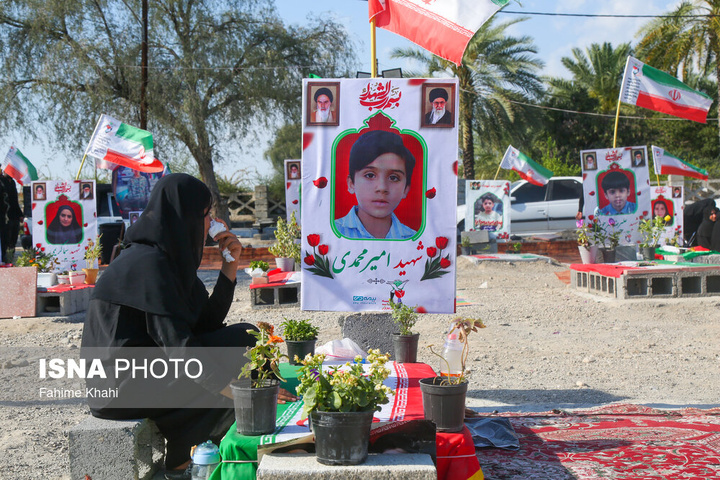 ۱۳ بدر خانواده‌های مینابی در کنار مزار فرزندان شهیدشان