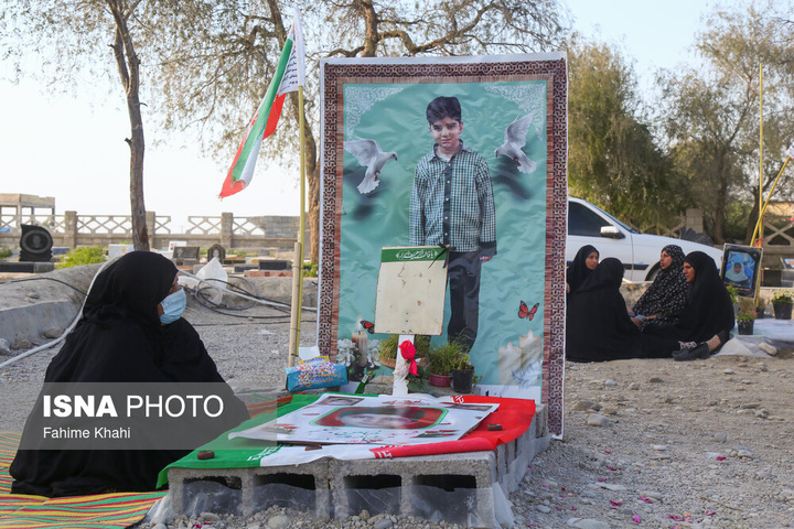 ۱۳ بدر خانواده‌های مینابی در کنار مزار فرزندان شهیدشان