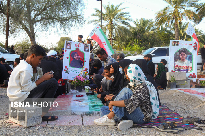 ۱۳ بدر خانواده‌های مینابی در کنار مزار فرزندان شهیدشان