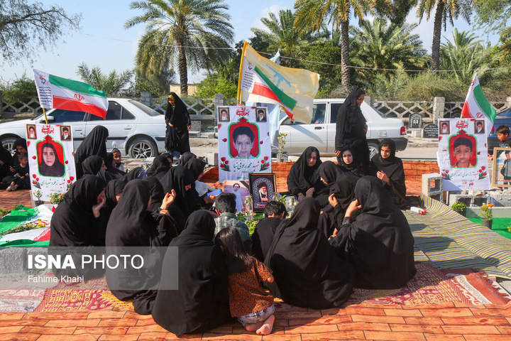 ۱۳ بدر خانواده‌های مینابی در کنار مزار فرزندان شهیدشان