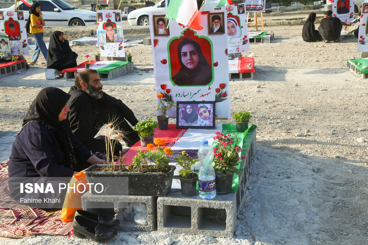 ۱۳ بدر خانواده‌های مینابی در کنار مزار فرزندان شهیدشان