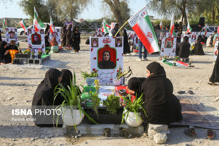 ۱۳ بدر خانواده‌های مینابی در کنار مزار فرزندان شهیدشان