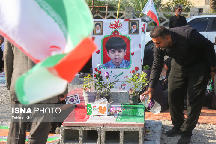 ۱۳ بدر خانواده‌های مینابی در کنار مزار فرزندان شهیدشان