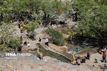 گردشگران نوروزی در چشمه غَربال‌بیز مهریز - یزد