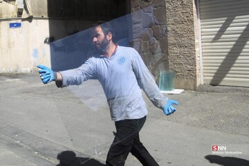 کارگاه مردمی جهادی شیشه بری در ساختمان‌های آسیب دیده