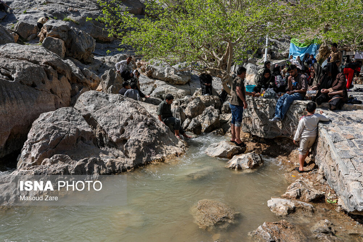 گردشگران نوروزی در چشمه غَربال‌بیز مهریز - یزد