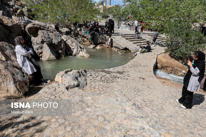 گردشگران نوروزی در چشمه غَربال‌بیز مهریز - یزد
