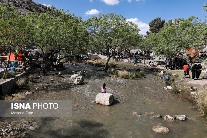 گردشگران نوروزی در چشمه غَربال‌بیز مهریز - یزد