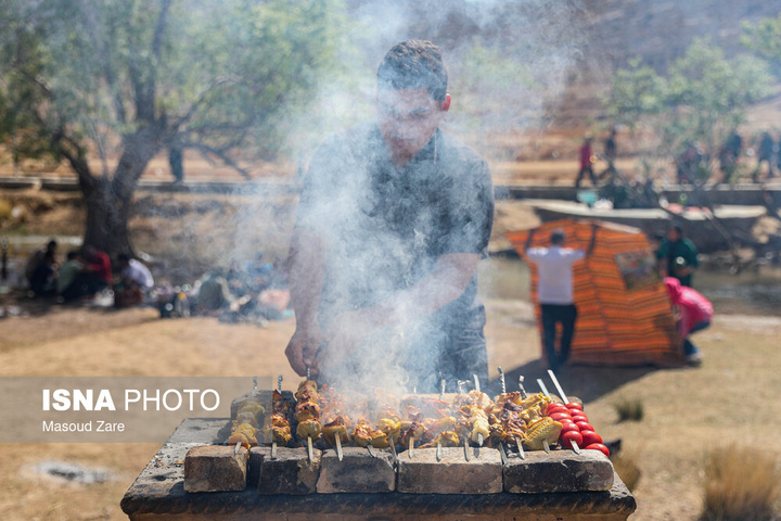 گردشگران نوروزی در چشمه غَربال‌بیز مهریز - یزد