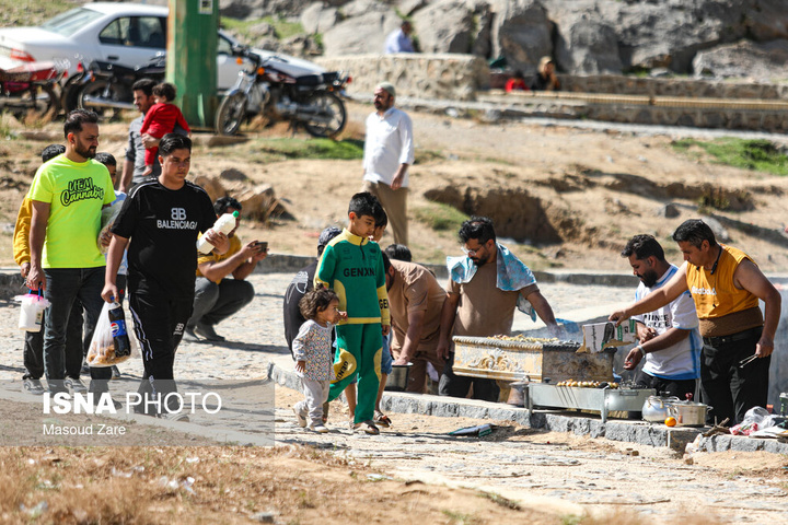گردشگران نوروزی در چشمه غَربال‌بیز مهریز - یزد