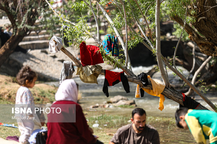 گردشگران نوروزی در چشمه غَربال‌بیز مهریز - یزد