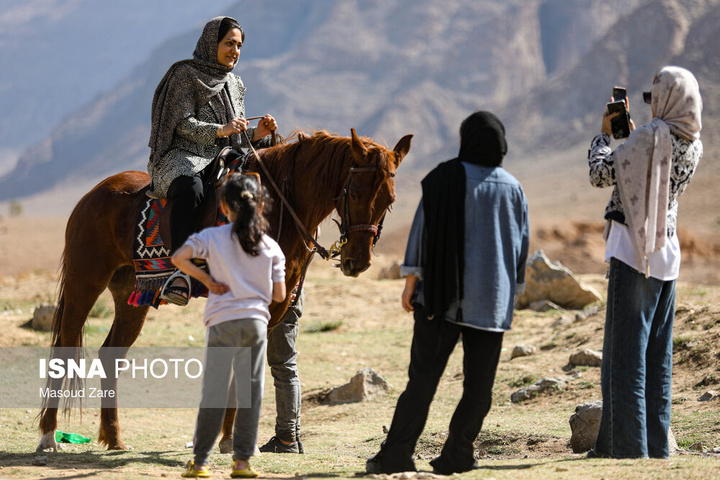 گردشگران نوروزی در چشمه غَربال‌بیز مهریز - یزد