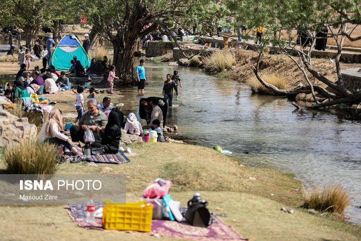 گردشگران نوروزی در چشمه غَربال‌بیز مهریز - یزد