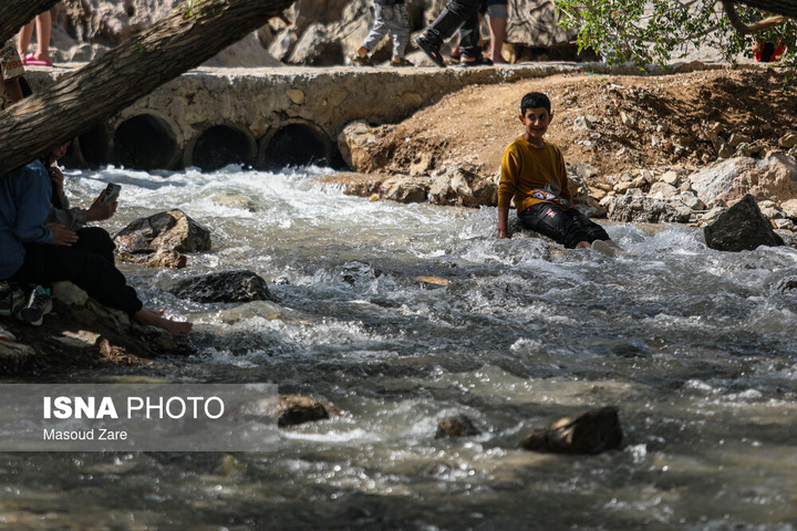 گردشگران نوروزی در چشمه غَربال‌بیز مهریز - یزد