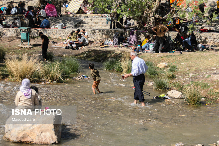 گردشگران نوروزی در چشمه غَربال‌بیز مهریز - یزد