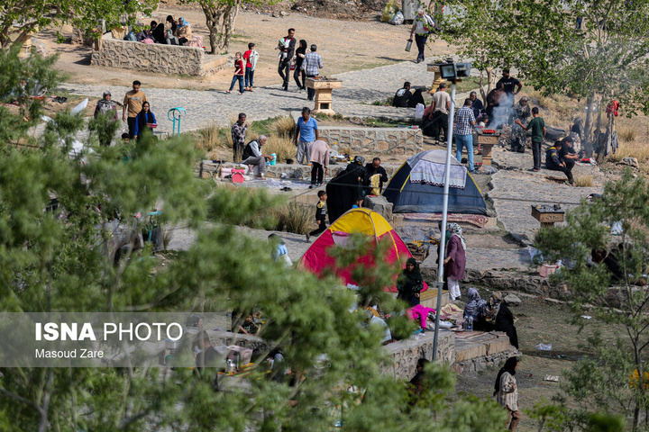 گردشگران نوروزی در چشمه غَربال‌بیز مهریز - یزد