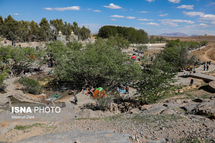 گردشگران نوروزی در چشمه غَربال‌بیز مهریز - یزد