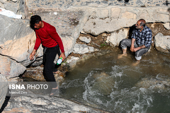 گردشگران نوروزی در چشمه غَربال‌بیز مهریز - یزد