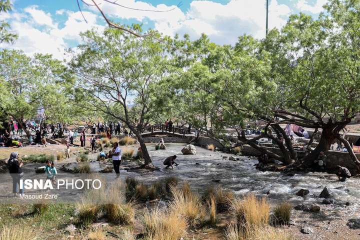 گردشگران نوروزی در چشمه غَربال‌بیز مهریز - یزد