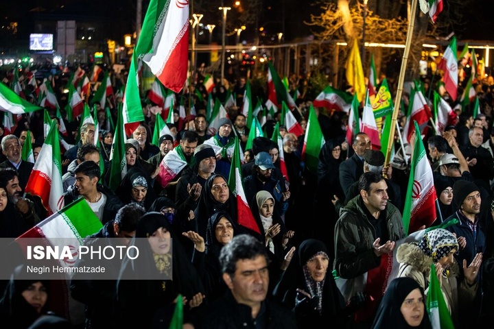 تجمع شبانه مردم در حمایت از مدافعان وطن - تهران