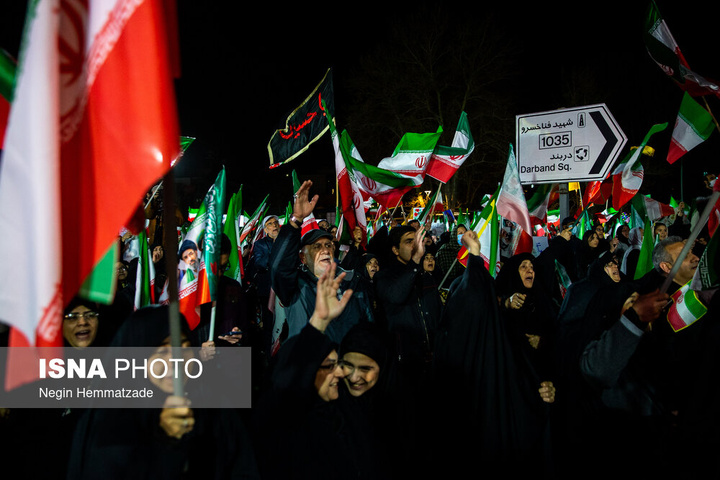 تجمع شبانه مردم در حمایت از مدافعان وطن - تهران