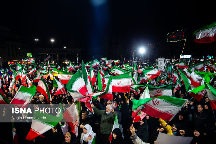 تجمع شبانه مردم در حمایت از مدافعان وطن - تهران