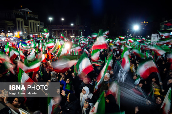 تجمع شبانه مردم در حمایت از مدافعان وطن - تهران