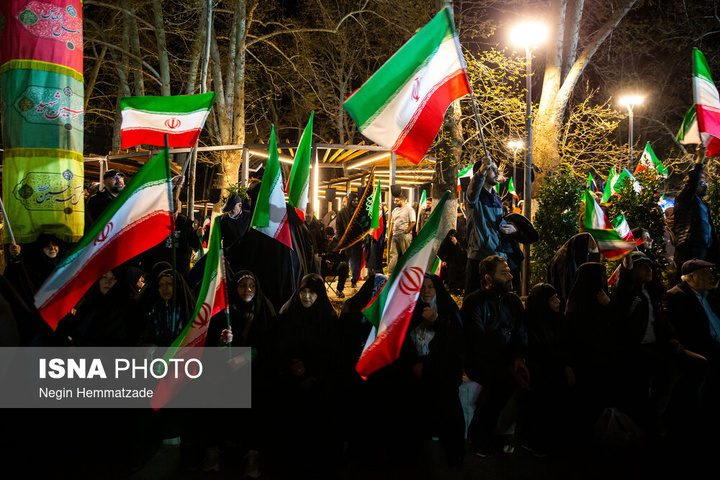 تجمع شبانه مردم در حمایت از مدافعان وطن - تهران