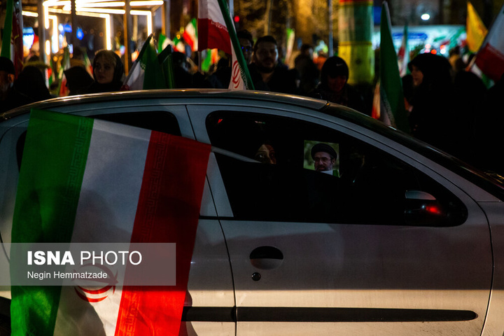 تجمع شبانه مردم در حمایت از مدافعان وطن - تهران