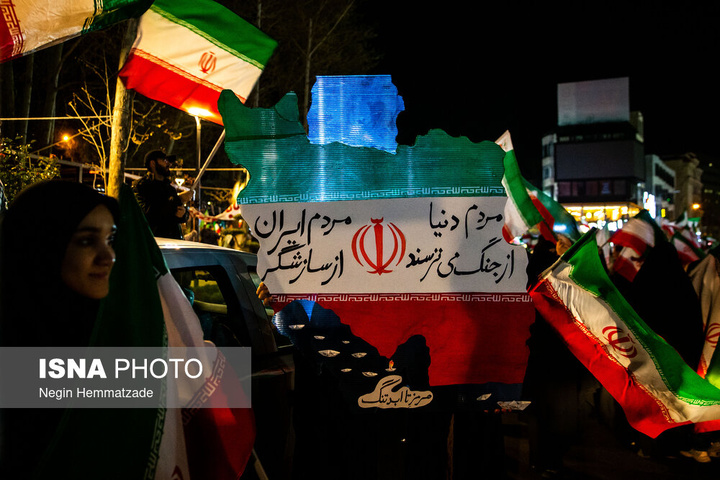 تجمع شبانه مردم در حمایت از مدافعان وطن - تهران