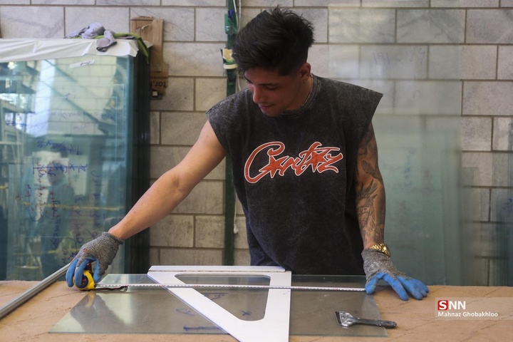 کارگاه مردمی جهادی شیشه بری در ساختمان‌های آسیب دیده