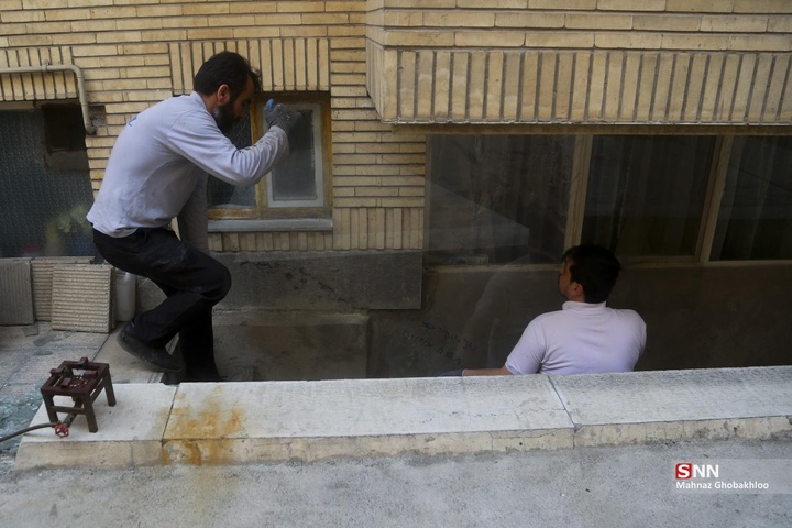 کارگاه مردمی جهادی شیشه بری در ساختمان‌های آسیب دیده