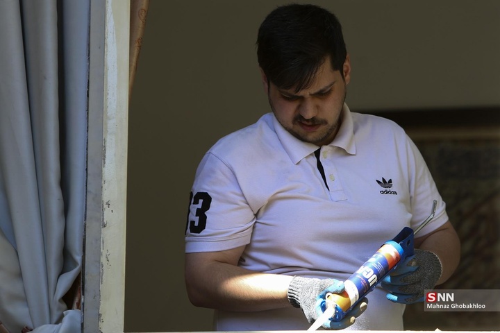 کارگاه مردمی جهادی شیشه بری در ساختمان‌های آسیب دیده