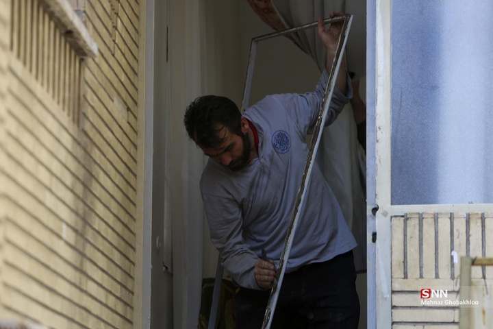 کارگاه مردمی جهادی شیشه بری در ساختمان‌های آسیب دیده