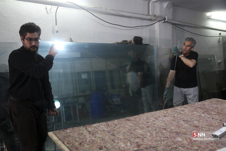 کارگاه مردمی جهادی شیشه بری در ساختمان‌های آسیب دیده