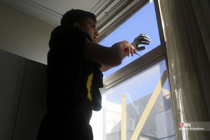 کارگاه مردمی جهادی شیشه بری در ساختمان‌های آسیب دیده