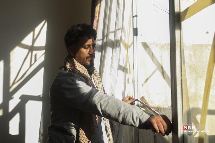 کارگاه مردمی جهادی شیشه بری در ساختمان‌های آسیب دیده