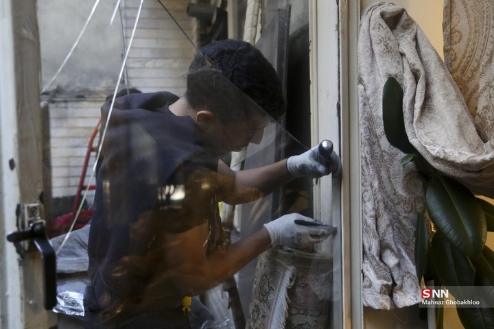 کارگاه مردمی جهادی شیشه بری در ساختمان‌های آسیب دیده