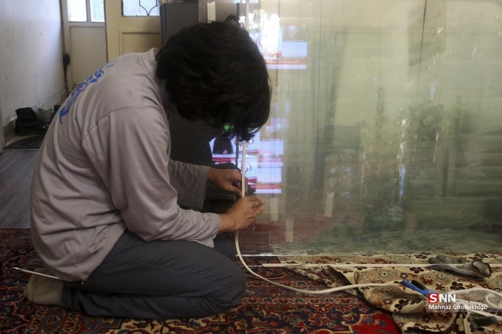 کارگاه مردمی جهادی شیشه بری در ساختمان‌های آسیب دیده