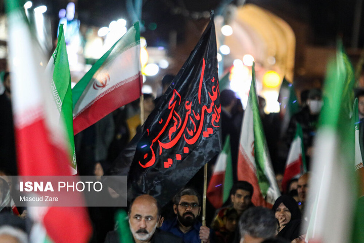 شامگاه یکشنبه ۱۶ فروردین ۱۴۰۵، مردم یزد هم‌زمان با دیگر نقاط کشورمان با حضور در خیابان‌ها و میادین اصلی شهر، ضمن گرامیداشت یاد رهبر شهید انقلاب، با حضرت آیت‌الله سیدمجتبی خامنه‌ای تجدید بیعت و حمایت خ