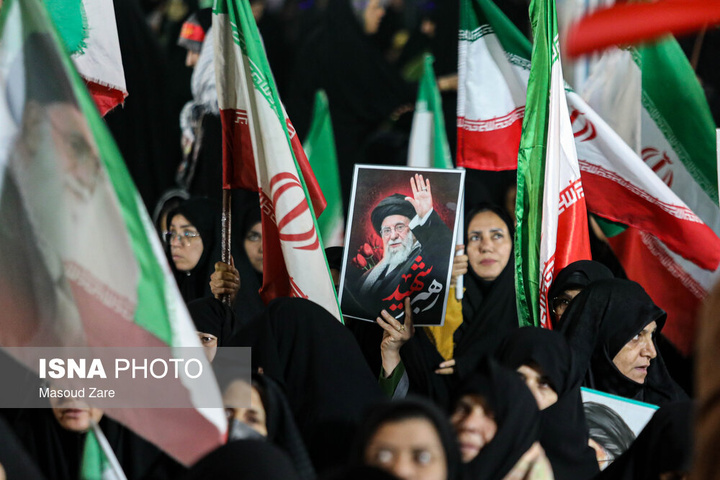 شامگاه یکشنبه ۱۶ فروردین ۱۴۰۵، مردم یزد هم‌زمان با دیگر نقاط کشورمان با حضور در خیابان‌ها و میادین اصلی شهر، ضمن گرامیداشت یاد رهبر شهید انقلاب، با حضرت آیت‌الله سیدمجتبی خامنه‌ای تجدید بیعت و حمایت خ