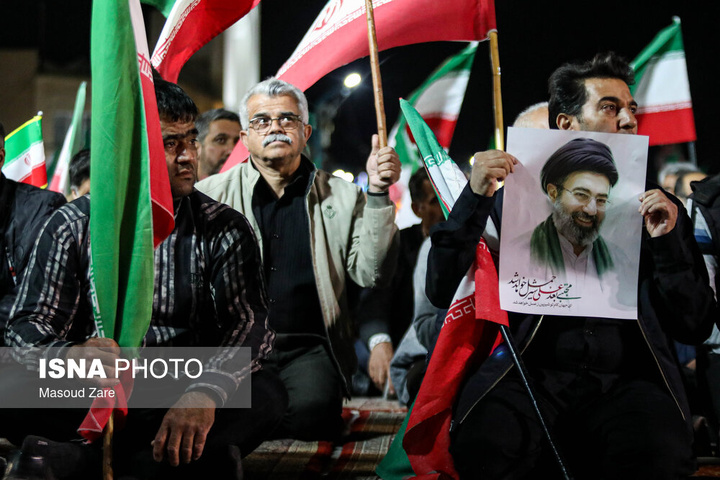 شامگاه یکشنبه ۱۶ فروردین ۱۴۰۵، مردم یزد هم‌زمان با دیگر نقاط کشورمان با حضور در خیابان‌ها و میادین اصلی شهر، ضمن گرامیداشت یاد رهبر شهید انقلاب، با حضرت آیت‌الله سیدمجتبی خامنه‌ای تجدید بیعت و حمایت خ