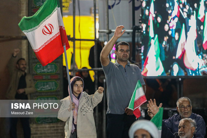 شامگاه یکشنبه ۱۶ فروردین ۱۴۰۵، مردم یزد هم‌زمان با دیگر نقاط کشورمان با حضور در خیابان‌ها و میادین اصلی شهر، ضمن گرامیداشت یاد رهبر شهید انقلاب، با حضرت آیت‌الله سیدمجتبی خامنه‌ای تجدید بیعت و حمایت خ