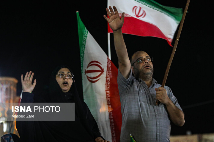 شامگاه یکشنبه ۱۶ فروردین ۱۴۰۵، مردم یزد هم‌زمان با دیگر نقاط کشورمان با حضور در خیابان‌ها و میادین اصلی شهر، ضمن گرامیداشت یاد رهبر شهید انقلاب، با حضرت آیت‌الله سیدمجتبی خامنه‌ای تجدید بیعت و حمایت خ