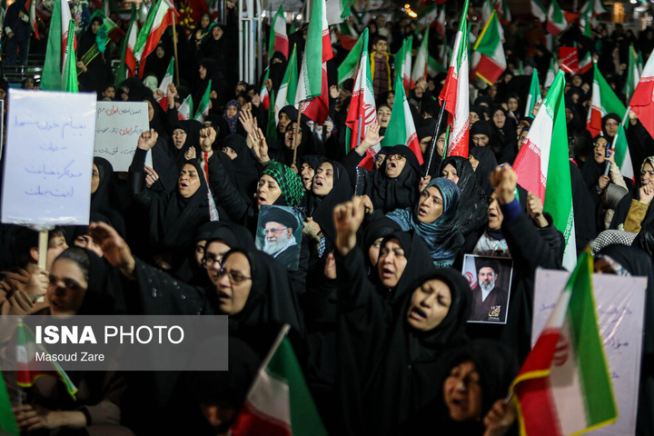 شامگاه یکشنبه ۱۶ فروردین ۱۴۰۵، مردم یزد هم‌زمان با دیگر نقاط کشورمان با حضور در خیابان‌ها و میادین اصلی شهر، ضمن گرامیداشت یاد رهبر شهید انقلاب، با حضرت آیت‌الله سیدمجتبی خامنه‌ای تجدید بیعت و حمایت خ