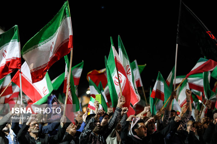 شامگاه یکشنبه ۱۶ فروردین ۱۴۰۵، مردم یزد هم‌زمان با دیگر نقاط کشورمان با حضور در خیابان‌ها و میادین اصلی شهر، ضمن گرامیداشت یاد رهبر شهید انقلاب، با حضرت آیت‌الله سیدمجتبی خامنه‌ای تجدید بیعت و حمایت خ