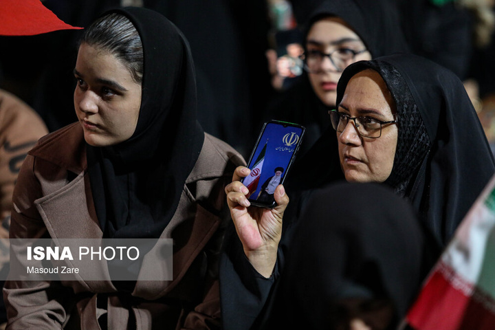 شامگاه یکشنبه ۱۶ فروردین ۱۴۰۵، مردم یزد هم‌زمان با دیگر نقاط کشورمان با حضور در خیابان‌ها و میادین اصلی شهر، ضمن گرامیداشت یاد رهبر شهید انقلاب، با حضرت آیت‌الله سیدمجتبی خامنه‌ای تجدید بیعت و حمایت خ