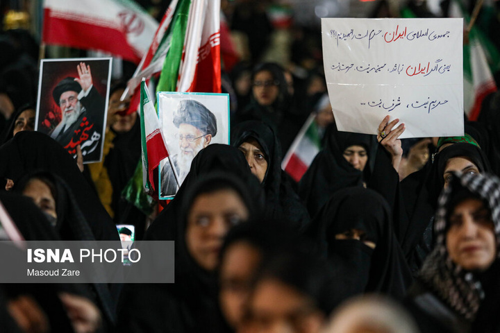 شامگاه یکشنبه ۱۶ فروردین ۱۴۰۵، مردم یزد هم‌زمان با دیگر نقاط کشورمان با حضور در خیابان‌ها و میادین اصلی شهر، ضمن گرامیداشت یاد رهبر شهید انقلاب، با حضرت آیت‌الله سیدمجتبی خامنه‌ای تجدید بیعت و حمایت خ