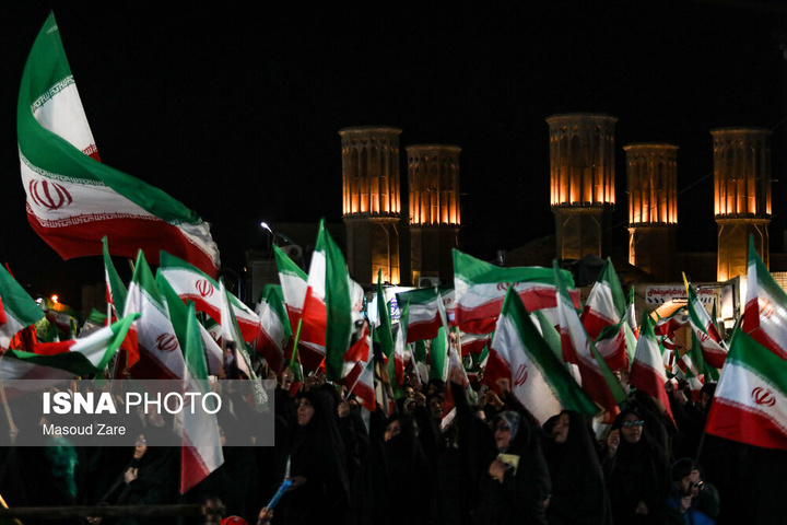 شامگاه یکشنبه ۱۶ فروردین ۱۴۰۵، مردم یزد هم‌زمان با دیگر نقاط کشورمان با حضور در خیابان‌ها و میادین اصلی شهر، ضمن گرامیداشت یاد رهبر شهید انقلاب، با حضرت آیت‌الله سیدمجتبی خامنه‌ای تجدید بیعت و حمایت خ