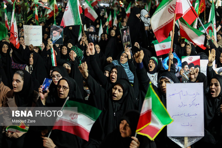 شامگاه یکشنبه ۱۶ فروردین ۱۴۰۵، مردم یزد هم‌زمان با دیگر نقاط کشورمان با حضور در خیابان‌ها و میادین اصلی شهر، ضمن گرامیداشت یاد رهبر شهید انقلاب، با حضرت آیت‌الله سیدمجتبی خامنه‌ای تجدید بیعت و حمایت خ